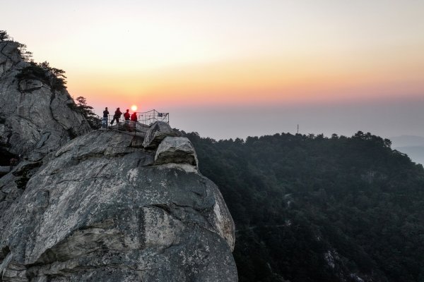 合法的股票配资平台 湖北龟峰山：奇峰迎旭日